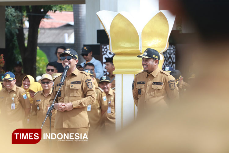 Gus Haris dan Ra Fahmi saat mengikuti acara apel perdana. (Foto: Abdul Jalil/TIMES Indonesia)