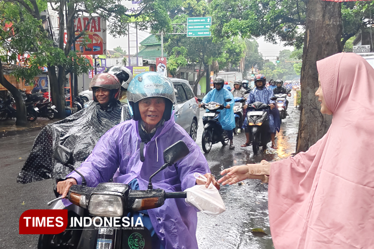 Program berbagi menu berbuka gratis yang di bagikan oleh rumah makan rakyat. (Foto: Ahmad Dhani Prasetya Rojab/TIMES Indonesia).