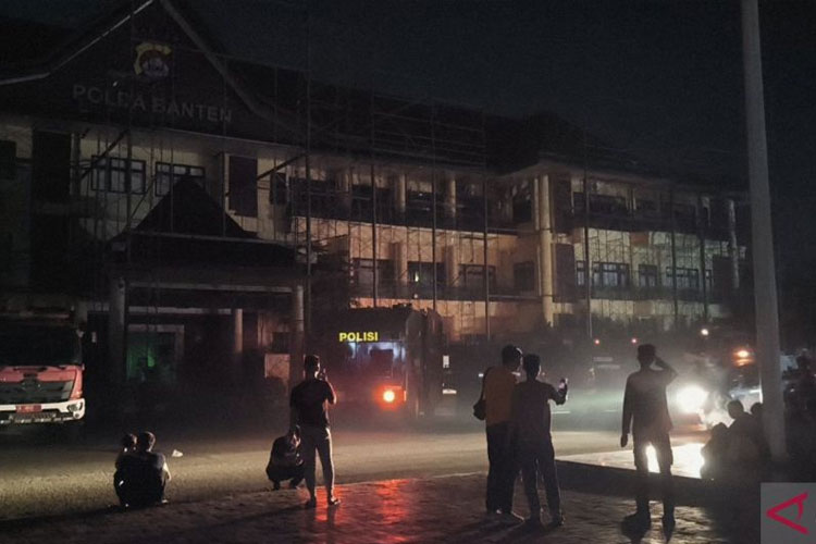 Situasi pascakebakaran Mapolda Banten, Kota Serang, Minggu (9/3/2025) malam. (FOTO: ANTARA/Devi Nindy)