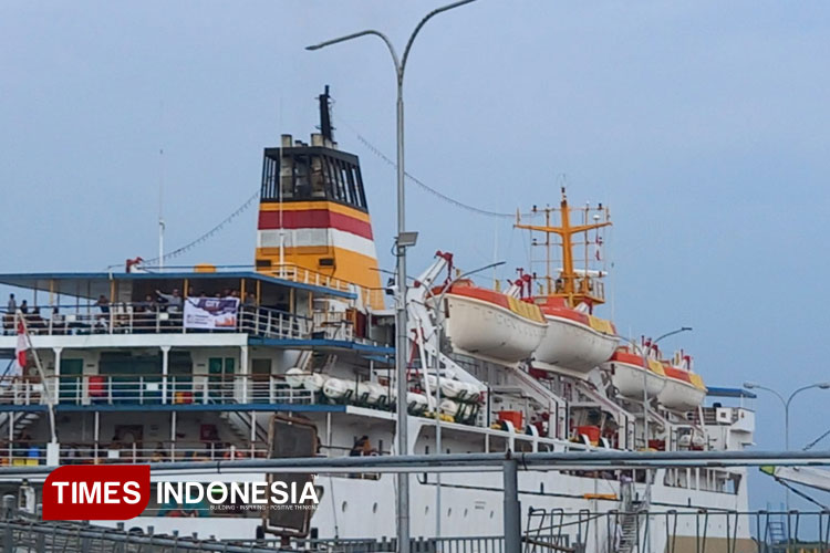 Kapal KM Binaiya saat akan berlayar di pelabuhan Loktuan Bontang (Foto: Kusnadi/TIMES Indonesia)