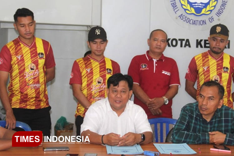 Pelatih Budiardjo Thalib bersama CEO Inter Kediri Tomy Ari Wibowo dan sejumlah pemain Inter Kediri (FOTO: Yobby/TIMES Indonesia)