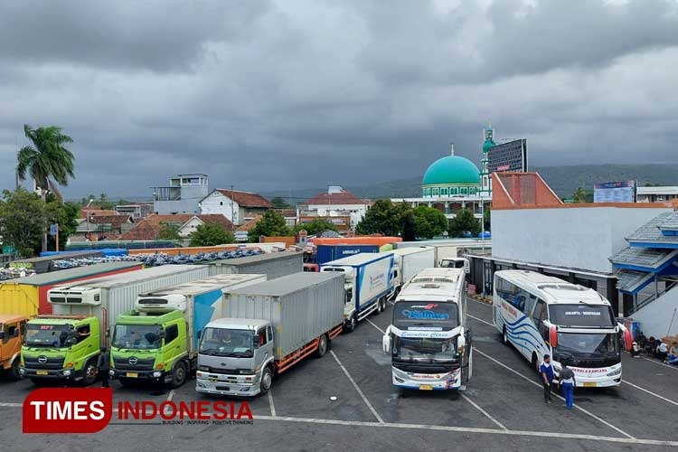 Mulai 24 Maret 2025, Kendaraan Logistik Dilarang Menyeberang di Pelabuhan Ketapang