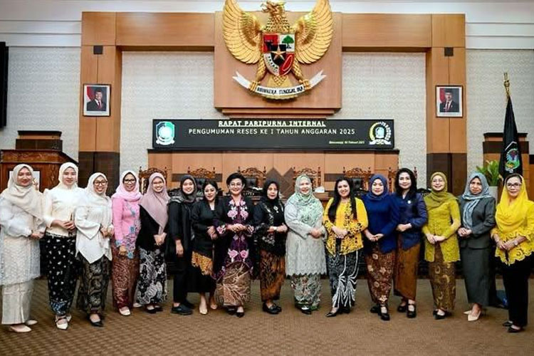 Kamis Berkebaya, Tradisi Baru Perempuan DPRD Banyuwangi