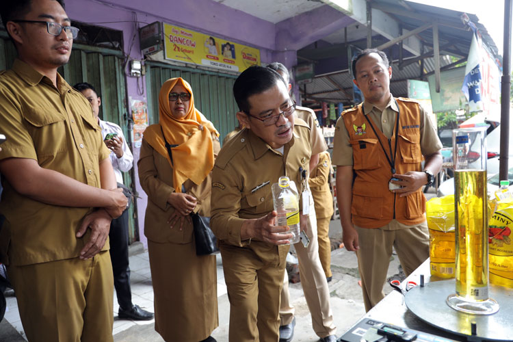 Disperindag Kota bersama UPT Perlindungan Konsumen Disperindag Jatim saat melakukan uji takar minyak kita (Foto/Diskominfo Kota Kediri)