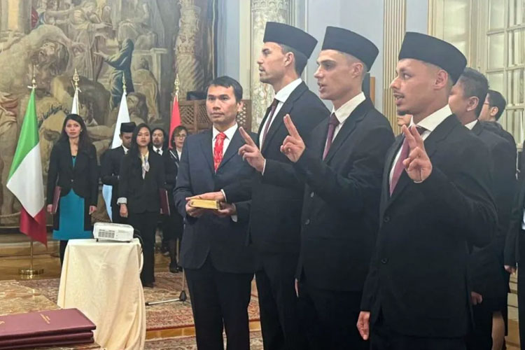 Emil Audero Mulyadi, Joey Mathijs Pelupessy, dan Dean Ruben James saat pengambilan sumpah setia WNI di Roma, Italia, Senin (10/3/2025). (FOTO: ANTARA/HO-Kementerian Hukum RI)