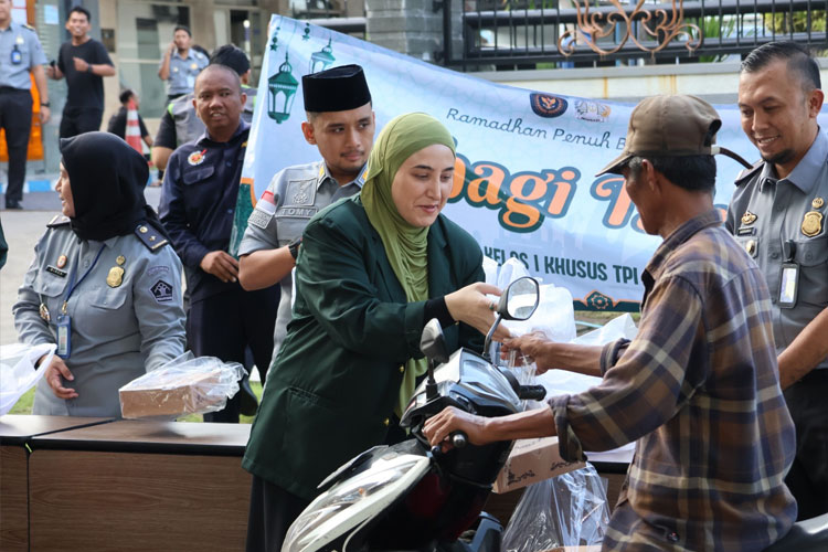 Imigrasi Surabaya Bagikan 100 Paket Takjil, Wujud Kepedulian di Bulan Ramadan