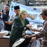 Imigrasi Surabaya Bagikan 100 Paket Takjil, Wujud Kepedulian di Bulan Ramadan