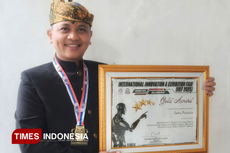 Raih Juara 1 Inovator Literasi Nasional, Kepala SMKN 1 Sudimoro Pacitan Pertahankan Gold Winner di Malaysia