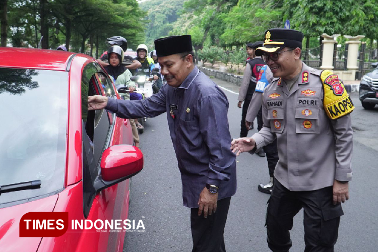 Kapolres dan Wakil Wali Kota Banjar bagikan takjil di jalan. (Foto: Susi/TIMES Indonesia)