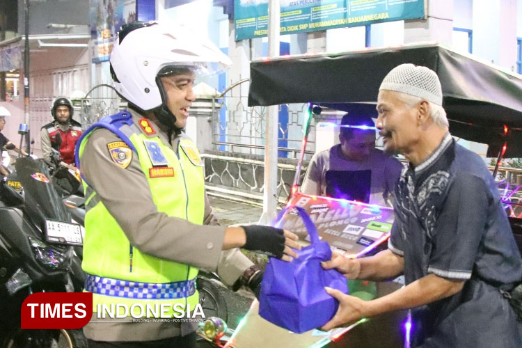 Kapolres Banjarnegara AKBP Mariska Fendi Susanto sapa dan beri warga nasi box untuk sahur. (FOTO: Humas Polres for TIMES Indonesia)