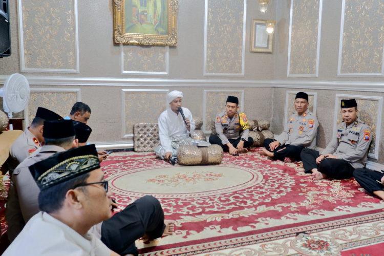 Kapolres Bondowoso bersama jajaran saat melakukan silaturahmi ke sejumlah tokoh agama (FOTO: Humas Polres for TIMES Indonesia)