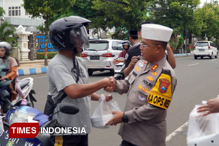 Berkah Ramadan, Kapolres Pacitan Bagikan Takjil kepada Pengguna Jalan