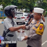 Berkah Ramadan, Kapolres Pacitan Bagikan Takjil kepada Pengguna Jalan