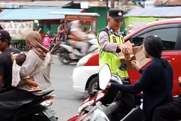 Kapolsek Purwanegara saat melakukan sosialisasi dan bagi takjil ramadan. (FOTO: Dok Polsek Purwanegara)