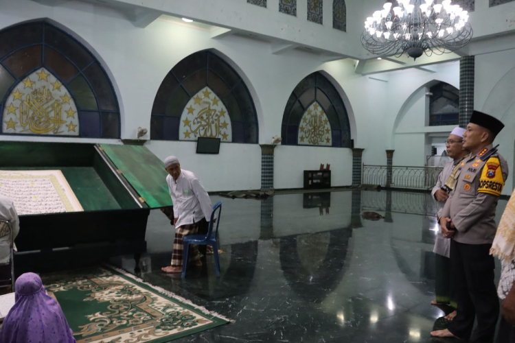 Kapolresta Banyuwangi, Kombes Pol Rama Samtama Putra, ikut ngaji Al Quran raksasa di Masjid Agung Baiturrahman. (Foto : Polresta Banyuwangi For TIMES Indonesia)