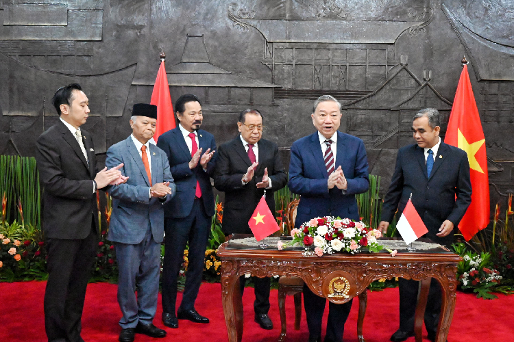 Rusdi-Kirana-bersama-Sekjen-Partai-Komunis-Vietnam-B.jpg