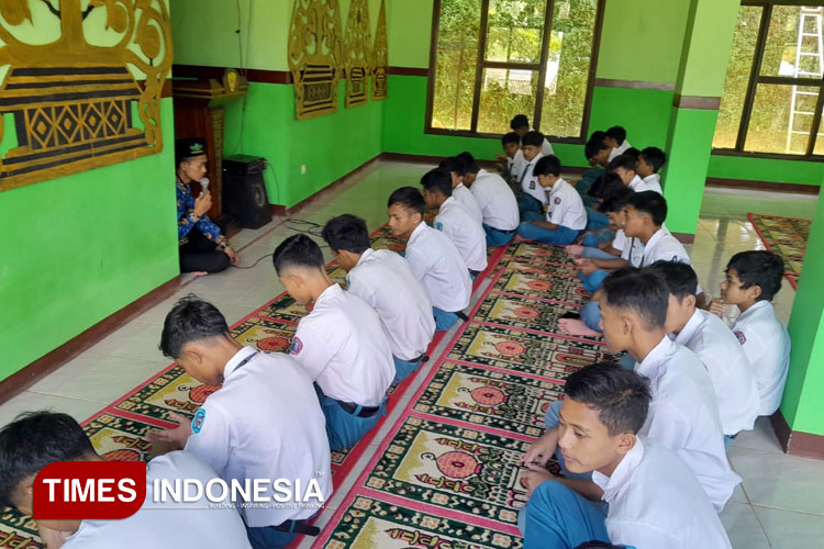 Perkuat Keimanan, SMKN 2 Nawangan Pacitan Rutin Ajak Siswa Shalat Dhuha Berjamaah