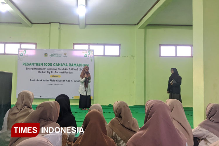 Kreativitas anak yatim nyanyikan lagu untuk Palestina pada acara Pesantren 1000 Cahaya Ramadan bersama mahasantri BCB Ma'had Aly Al-Tarmasi Pacitan. (FOTO; Yusuf Arifai/TIMES Indonesia)