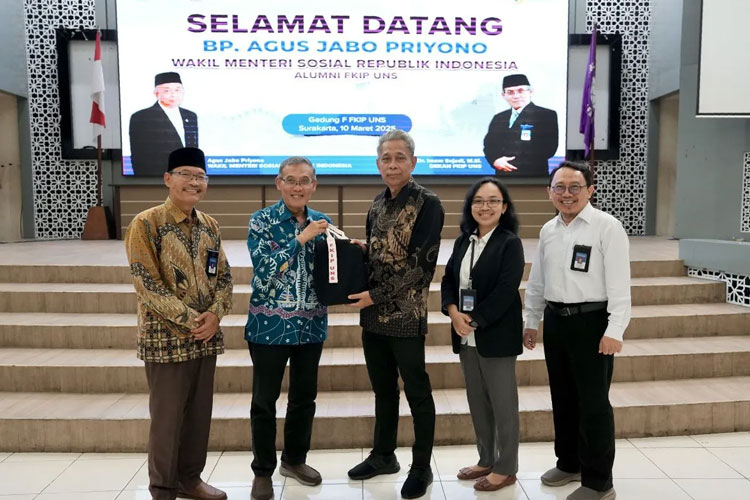 Wakil Menteri Sosial RI Agus Jabo Priyono mendapat kehormatan sebagai salah satu alumni berprestasi di Universitas Sebelas Maret (UNS), Kota Surakarta, Provinsi Jawa Tengah pada Senin (10/3/2025) karena kiprahnya dianggap membawa nama harum kampus.