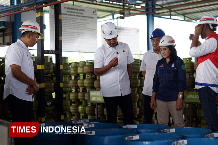 Pengecekan bersama aparat gabungan di pangkas gas LPG 3 kilogram, untuk mengantisipasi selama Ramadan dan jelang lebaran, Senin (10/3/2025). (Foto: Humas Polres/TIMES Indonesia)