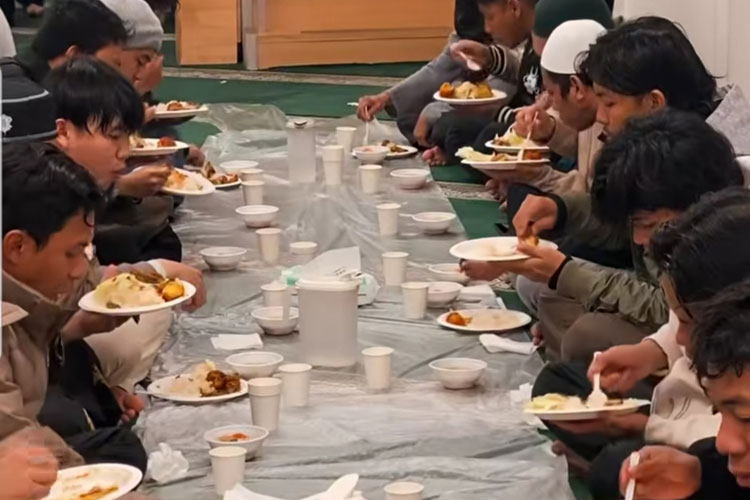 Masyarakat muslim Indonesia yang sedang berbuka puasa bersama dengan komunitas muslim di Tokyo Jepang. (Foto: KMII Jepang)