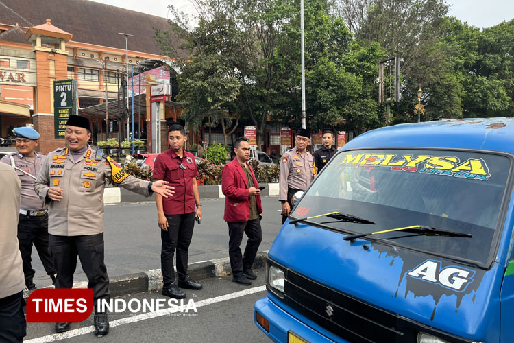 Berbagi Berkah, Puluhan Polisi di Kota Malang Bagi 500 Paket Takjil ke Pengendara