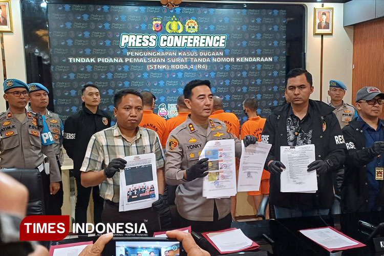 Polres Cianjur amankan 4 tersangka sindikat pemalsuan STNK Roda 4. (FOTO: Wandi Ruswannur/TIMES Indonesia)