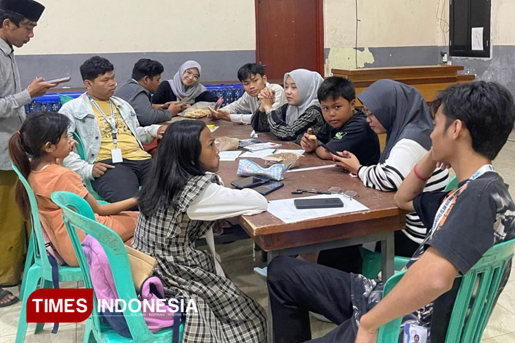 Kegiatan bimbingan belajar untuk anak-anak desa Ngroto. (FOTO: AJP TIMES Indonesia)