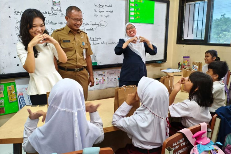 Cahaya Manthovani dan Yayasan Inklusi Pelita Bangsa menggelar aksi berbagi makanan sehat bergizi dan sembako kepada para siswa siswi di SLBN 7 Jakarta. (FOTO: ist) 