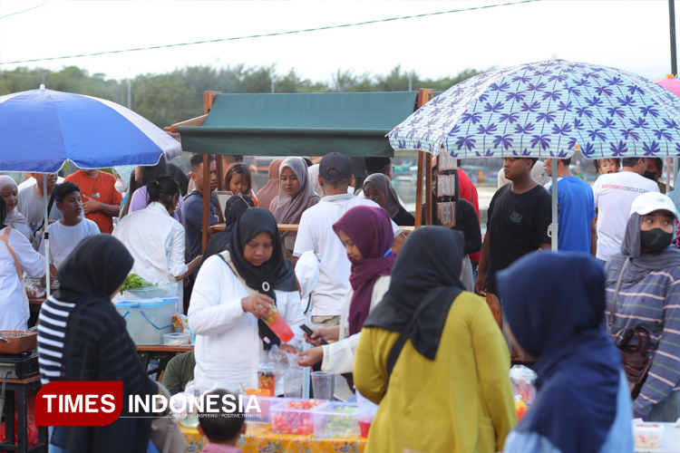 Suasana Festival Ngerandu Buko di Pantai Boom Marina Banyuwangi. (Foto: Fazar Dimas/TIMES Indonesia).