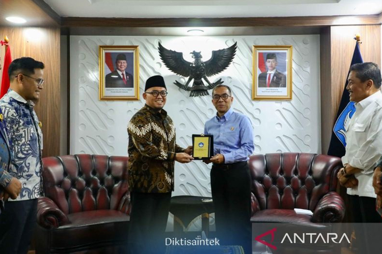 Audiensi antara Menteri Pendidikan Tinggi, Sains dan Teknologi (Kemdiktisaintek) Brian Yuliarto (kanan) dan Wakil Kepala Badan Penyelenggara Haji (BP Haji)  Dahnil Anzar Simanjuntak di Jakarta, Selasa (11/3/2025). (ANTARA/HO-Kemdiktisaintek RI)