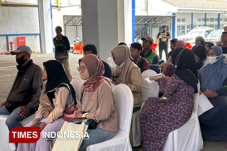 Verifikasi pendaftaran mudik gratis jalur darat di Kantor Dishub Jatim, Jalan A Yani, Surabaya, Rabu (12/3/2025). (Foto: Lely Yuana/TIMES Indonesia)