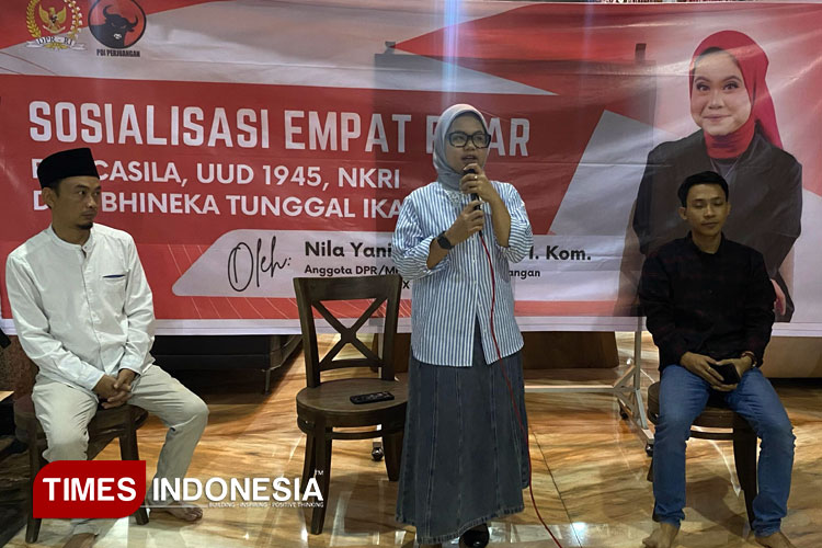 Anggota DPR RI Fraksi Partai PDI Perjuangan, Nila Yani Hardiyanti (Tengah) saat sosialisasi empat pilar di Dusun Srembi, Kecamatan Kebomas Kabupaten Gresik. (Foto: Akmal/TIMES Indonesia).