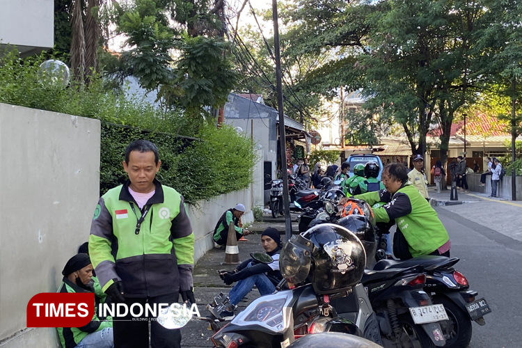 Para driver Ojol yang sedang menunggu orderan di sekitar Jakarta.    (FOTO: Farid Abdullah/ TIMES Indonesia).