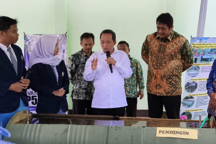 Inovasi Penyulingan Daun Cengkeh Tenaga Surya Antarkan SMKN 2 Ngadirojo Pacitan 25 Besar TEY