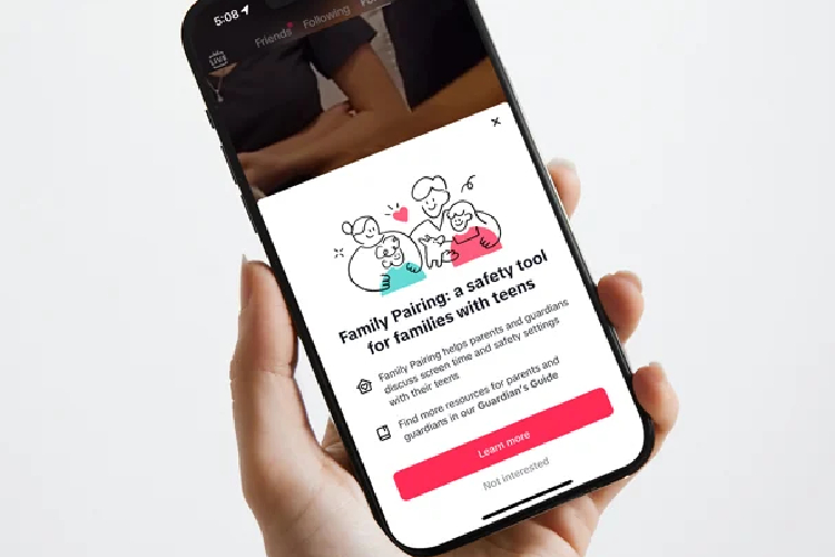 TikTok telah menyediakan fitur Family Pairing, yang memungkinkan orang tua membatasi waktu layar dan memblokir konten tertentu.