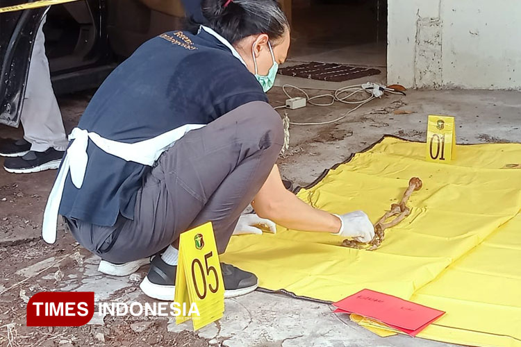 Tim Dokkes Polda Jatim saat mengidentifikasi kerangka manusia di mobil yang terparkir di Asrama Polsek Ujungpangkah. (FOTO: Akmal/TIMES Indonesia)