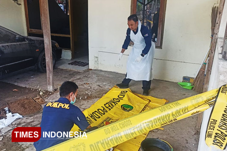 Tim Dokkes Polda Jatim saat mengidentifikasi kerangka manusia yang ditemukan di sebuah mobil yang terparkir di Asrama Polsek Ujungpangkah. (FOTO: Akmal/TIMES Indonesia)