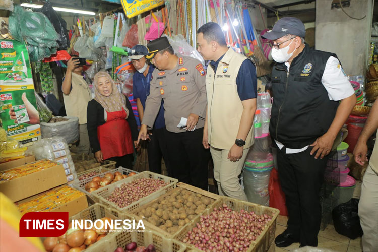 Tim Satgas Pangan Polda Jatim saat sidak di Pasar Wonokromo Surabaya, dalam sidak ditemukan kecurangan volume minyak goreng, Rabu (12/3/2025). (Foto: Hamida Soetadji/TIMES Indonesia)