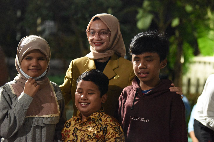 Wali Kota Kediri bersama anak penyandang disabilitas (Foto/Diskominfo Kabupaten Kediri)