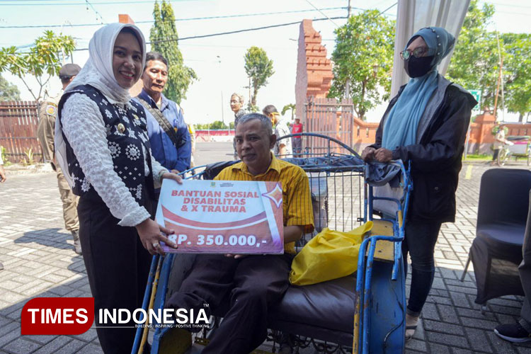 Wali Kota Mojokerto, Ika Puspitasari pada saat memberikan bansos kepada penyandang disabilitas, Rabu (12/3/2025). (Foto: Dok. TIMES Indonesia)