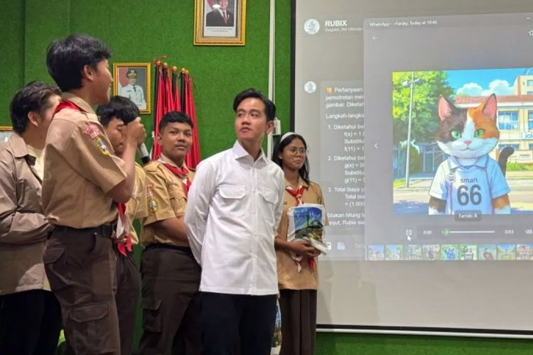 Wakil Presiden Gibran Rakabuming Raka meninjau kegiatan Program Nasional Digital AI di SMA Negeri 66 Jakarta, Cilandak, Jakarta Selatan, Rabu (12/3/2025). (Sekretariat Wakil Presiden)