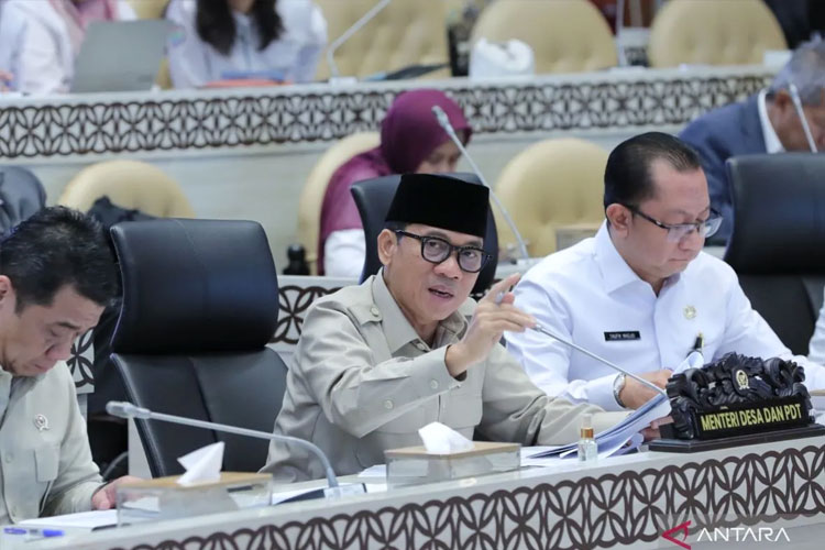 Menteri Desa dan Pembangunan Daerah Tertinggal (Mendes PDT) Yandri Susanto dalam rapat kerja bersama Komisi V DPR RI di Kompleks Parlemen, Jakarta, Rabu (12/3/2025). (FOTO: ANTARA)