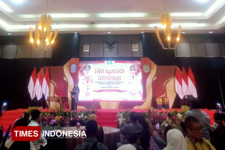 Gubernur Jawa Timur Khofifah Indar Parawansa dan Gubernur Maluku Utara Sherly Loas foto bersama menandai kerja sama ekonomi antar kedua provinsi. (FOTO: Haerun/TIMS Indonesia)