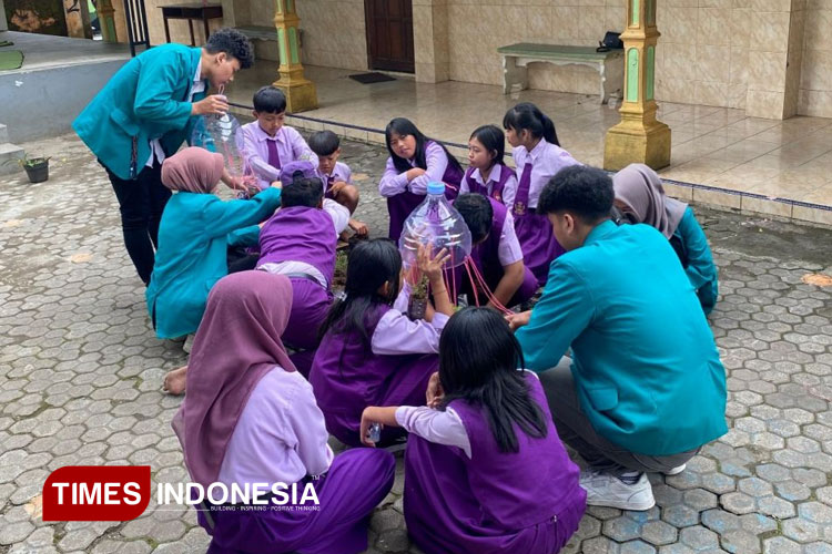 Kegiatan kolaborasi mahasiswa dan siswa-siswi SDN 2 Ngroto dalam pembuatan pot gantung. (FOTO: AJP TIMES Indonesia)