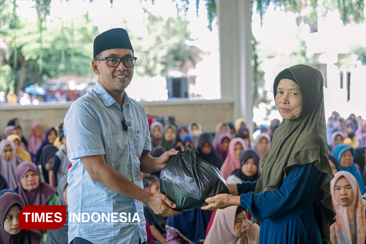 Berkah Ramadhan, Koppontren Ausath Banyuwangi Bagikan 1000 Paket Sembako