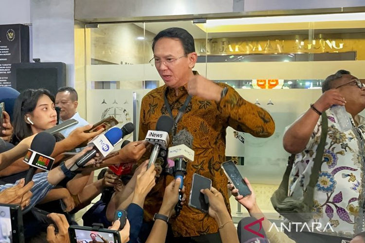 Mantan Komisaris Utama PT Pertamina (Persero) Basuki Tjahaja Purnama atau Ahok berbicara dengan awak media di Gedung Kejaksaan Agung, Jakarta, Kamis (13/3/2025). (FOTO: ANTARA/Nadia Putri Rahmani)