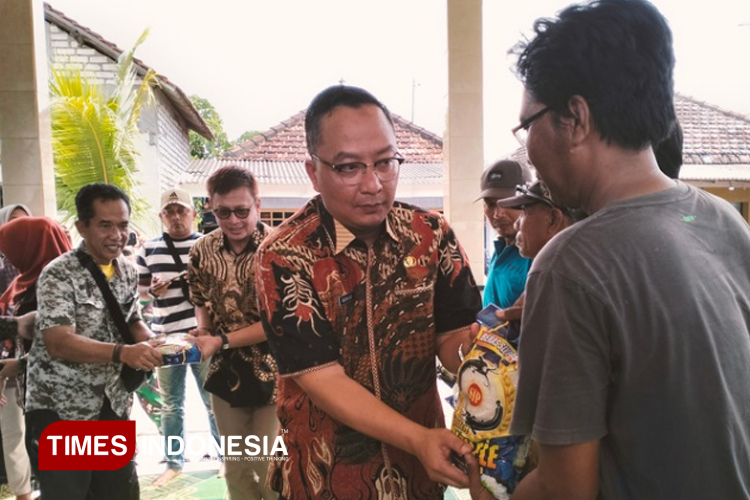 Wakil Bupati Gresik, Asluchul Alif saat menyalurkan bantuan ke nelayan Desa Pangkahwetan Ujungpangkah. (Foto: Akmal/TIMES Indonesia)