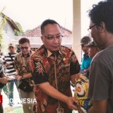 Tak Bisa Melaut Karena Cuaca Buruk, Wabup Gresik Salurkan 4,5 Ton Beras ke Nelayan