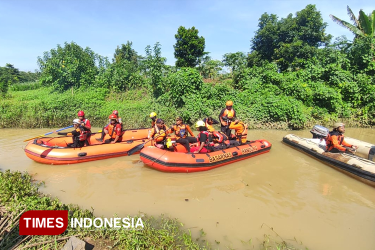 Proses pencarian jasad pelajar RMC berakhir dengan ditemukannya di jembatan Plengkung Jateng. (Foto: Susi/TIMES Indonesia)